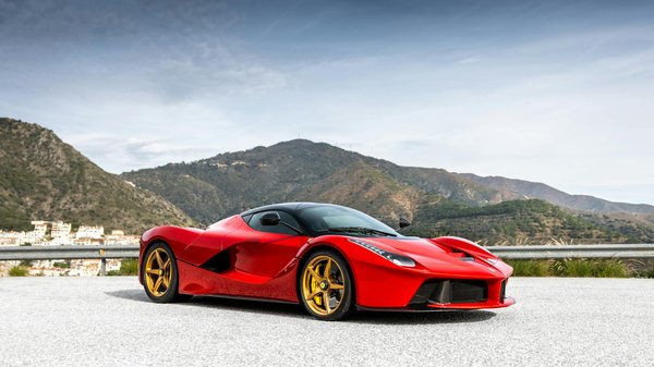 How Can UK Women Embrace Classic Fashion Trends Safely?